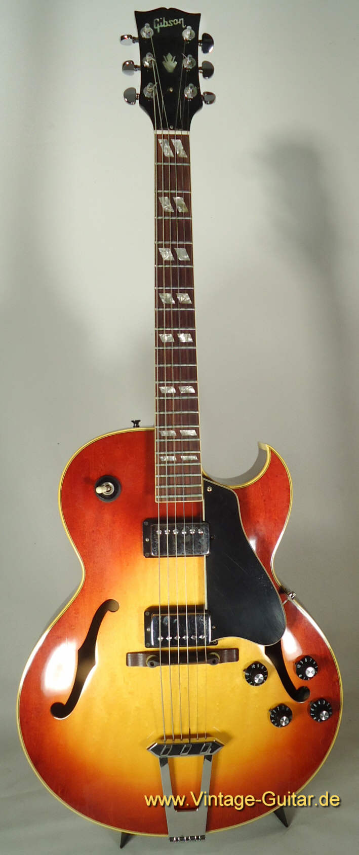 Gibson ES-175 sunburst 1974 a.jpg